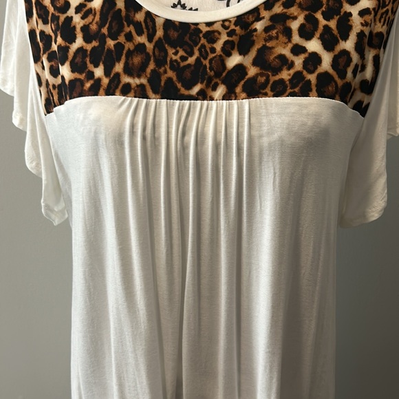 NWOT. Woman’s cap sleeve t-shirt in cream with predator print neckline. - Picture 3 of 8